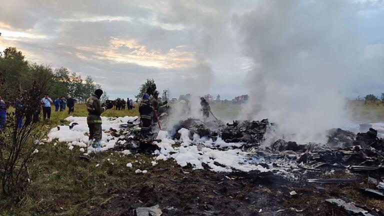 Flugzeugabsturz.jpeg       -  In dem Flugzeug, das in der Nähe des Dorfes Kuschenkino in der Region Twer abgestürzt ist, soll unter anderem Söldnerführer Jewgeni Prigoschin gesessen haben.