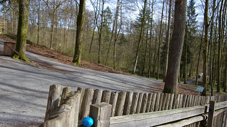 Die Klaushof-Mitarbeiter hatten auf dem 30 Hektar großen Gelände rund 1000 bunte Ostereier versteckt, die der Giebelhof in Hausen geliefert hatte.       -  Die Klaushof-Mitarbeiter hatten auf dem 30 Hektar großen Gelände rund 1000 bunte Ostereier versteckt, die der Giebelhof in Hausen geliefert hatte.