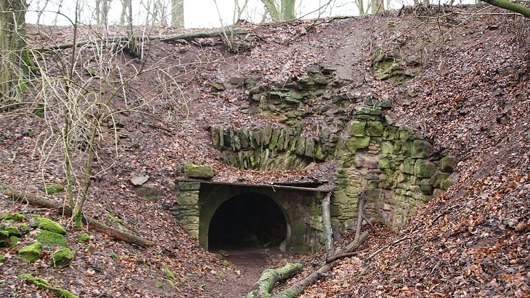 Der einstige Burghof, ein sagenumwobener Ort. Wohin führten die verschütteten Kasematten und Keller früher?
