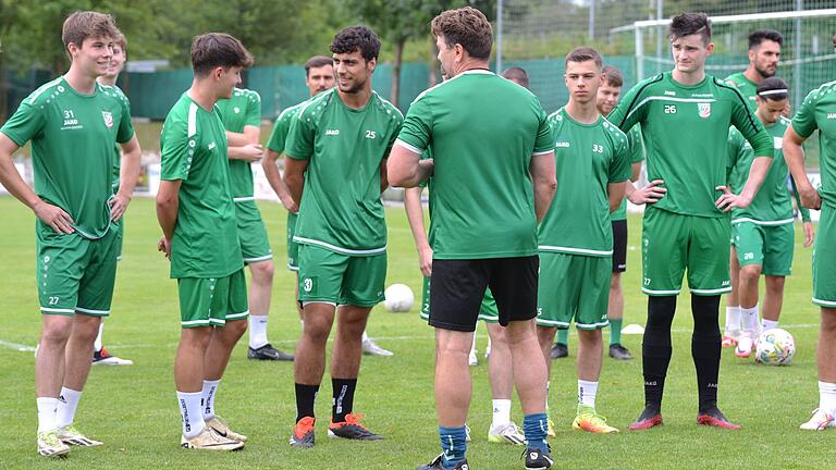 Abtswinds Trainer Thorsten Götzelmann (Mitte) spricht im Training zu den Spielern.