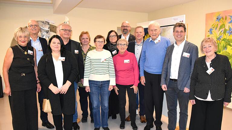 Reihe vorne (von links):  Christa Lutz, Anja Saubert, Petra Kneitz, Petra Emmert, Edgar Pröschel, Bürgermeister Volker Karb und Hanne Peetz. Reihe Hinten (von links): Ludger Hagenbrink, Günter Pfister, Doris Schneider, Kerstin Weingart, Klaus Malchow und Horst Schäfer.