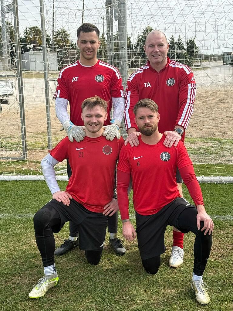 Die Frammersbacher Keeper und der für sie verantwortliche Coach: Alexander Touati (hinten links), Leon Raven (vorne links) und Joshua Schumacher (vorne rechts) zusammen mit Torwart-Trainer Torsten Alsheimer.