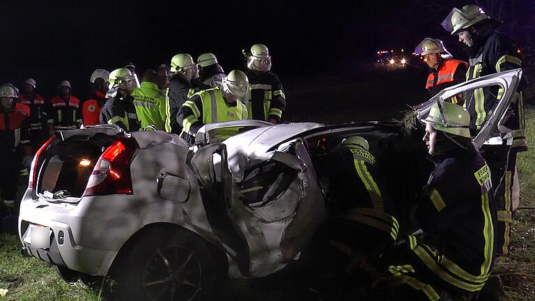 Tödlicher Unfall       -  Ein junger Mann kam am Dienstagabend zwischen Haßfurt und Ebern mit seinem Auto von der Straße ab und prallte gegen einen Baum. Der 20-Jährige starb noch an der Unfallstelle.