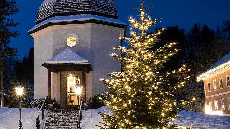 Vor der Stille-Nacht-Gedächtniskapelle in Oberndorf werden am Heiligen Abend wieder Tausende Menschen &bdquo;Stille Nacht&ldquo; in ihren Landessprachen singen.