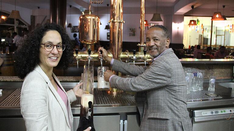 Banshebi Tejiwe und seine Tochter Ariane Addisitu am Ausschank in ihrem &quot;Beer Garden Inn&quot;. Es gibt helles und dunkles Bier.