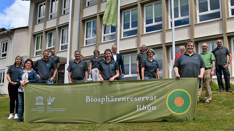 Ein Teil des Teams der Hessischen Verwaltung des Biosphärenreservats mit Fuldas Landrat Bernd Woide (Mitte) vor dem neuen Dienstsitz in Hilders.