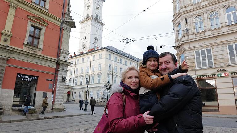 Valentyn, Svetlana und Sohn Ivan in der Altstadt von Lwiw. Sie sind aus Kiew nach Lwiw geflohen, der Heimatstadt  von Valentyn. Dort hat sich der Familienvater bereits bei den Territorialen Verteidigungskräften als Freiwilliger registrieren lassen.