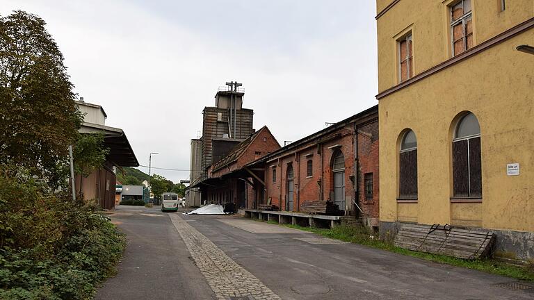 Im Bereich des ehemaligen Güterbahnhofs an der Ladestraße in Gemünden sollen ein Lebensmittel-Discounter, ein Drogeriemarkt und ein Getränkemarkt errichtet werden. Wenn alles glatt läuft, sollen sie Anfang 2025 in Betrieb gehen.