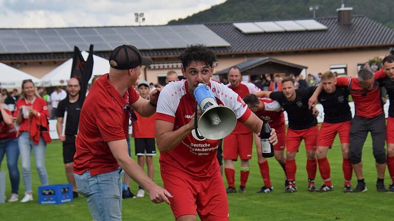 Fußball-Relegation: TSV Oberthulba - SG Frankenbrunn - Der Matchwinner am Megafon: Oberthulbas Kapitän und Doppeltorschütze Christian Herrlein. Fußball-Relegation: TSV Oberthulba - SG Frankenbrunn - Der Matchwinner am Megafon: Oberthulbas Kapitän und Doppeltorschütze Christian Herrlein.
