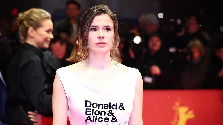 75. Berlinale - Eröffnung       -  Luisa Neubauer sorgte mit einem politischen Statement auf ihrem Kleid für Aufsehen.