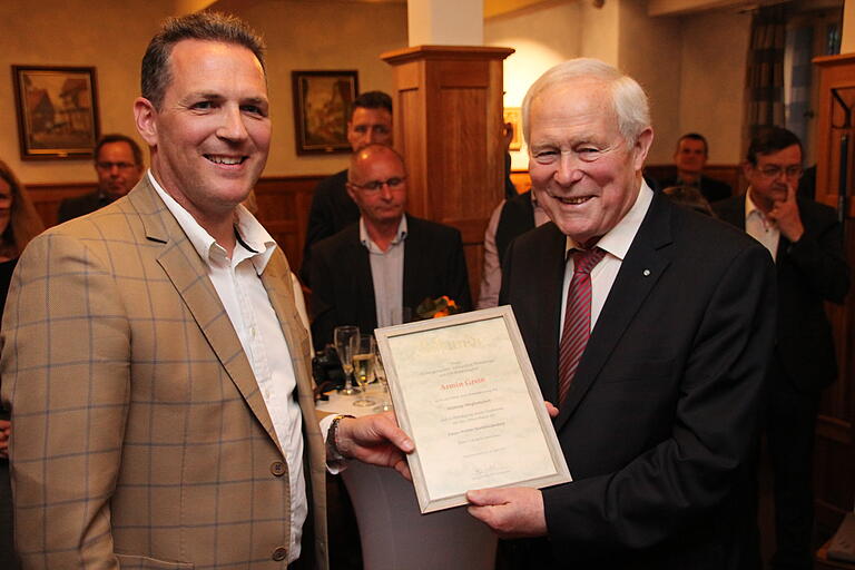 Für 45 Jahre Mitgliedschaft bei den Freien Wählern gab's eine Ehrenurkunde von Ortsvereinsvorsitzendem Holger Seidel für das FW-Ehrenmitglied Armin Grein. Für 45 Jahre Mitgliedschaft bei den Freien Wählern gab's eine Ehrenurkunde von Ortsvereinsvorsitzendem Holger Seidel für das FW-Ehrenmitglied Armin Grein.