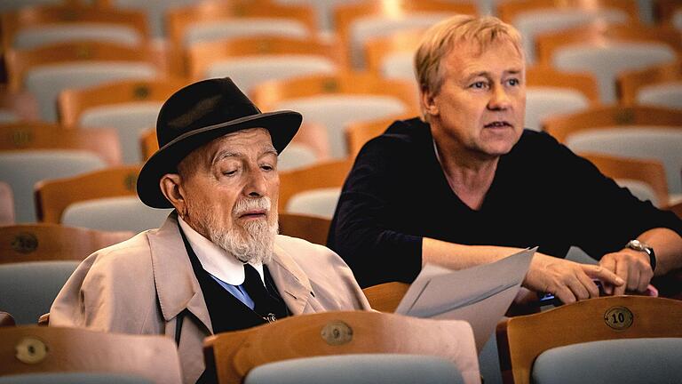 Markus Lüpertz und der Meininger Intendant Jens Neundorff von Enzberg bei einer Probe. Markus Lüpertz und der Meininger Intendant Jens Neundorff von Enzberg bei einer Probe.