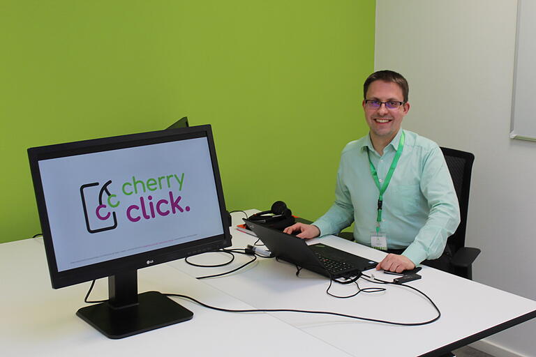 Christian Maier ist mit seinem Start-up cherry-click schon seit 2019 im Lohrer Gründerzentrum vertreten. Hier sitzt er in einem der neuen Büros. Christian Maier ist mit seinem Start-up cherry-click schon seit 2019 im Lohrer Gründerzentrum vertreten. Hier sitzt er in einem der neuen Büros.