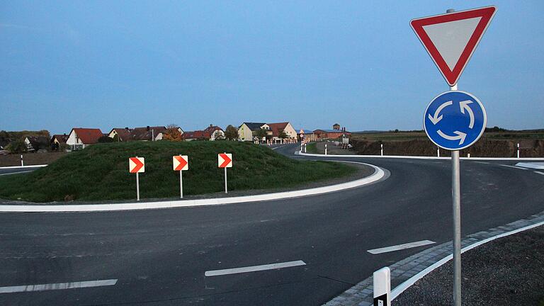 Der neue Kreisverkehr am Ortseingang von Mönchstockheim von Gerolzhofen kommend, ist fertig. Aktuell ist allerdings nur die Zufahrt vom Ortskern und aus Richtung Alitzheim möglich.