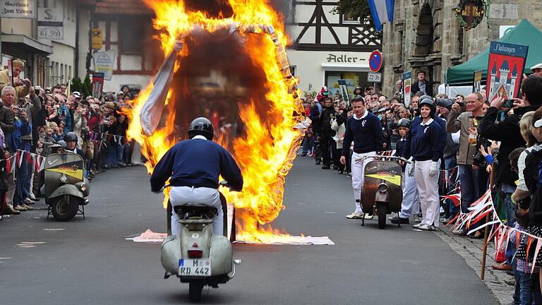 Fladungen lädt am 1. und 2. Juli wieder zu seinem Oldtimerfestival 'Fladungen Classics' unter dem Motto 'Hier geht die Post ab!' ein. Einer der Höhepunkte wird eine Vespa-Akrobatik-Show wie hier im Jahr 2013 sein. Fladungen lädt am 1. und 2. Juli wieder zu seinem Oldtimerfestival 'Fladungen Classics' unter dem Motto 'Hier geht die Post ab!' ein. Einer der Höhepunkte wird eine Vespa-Akrobatik-Show wie hier im Jahr 2013 sein.