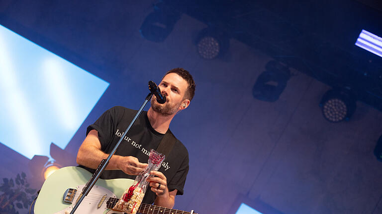 Am vierten Tag des Rösler-Open-Air auf Schloss Eyrichshof gab es erst den Sänger Jacob Brass zu hören, danach die Band Revolverheld.