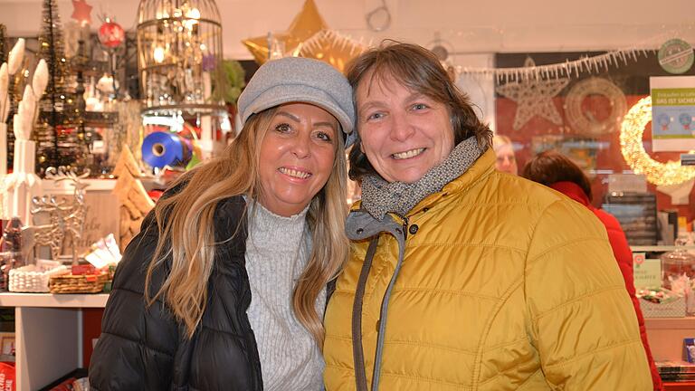 'Das schönste Weihnachtsgeschenk, das man sich machen kann', ist für Manuela Gärtner (rechts) aus Lohr der Besuch ihrer Freundin Marion Barthel aus Nürnberg.