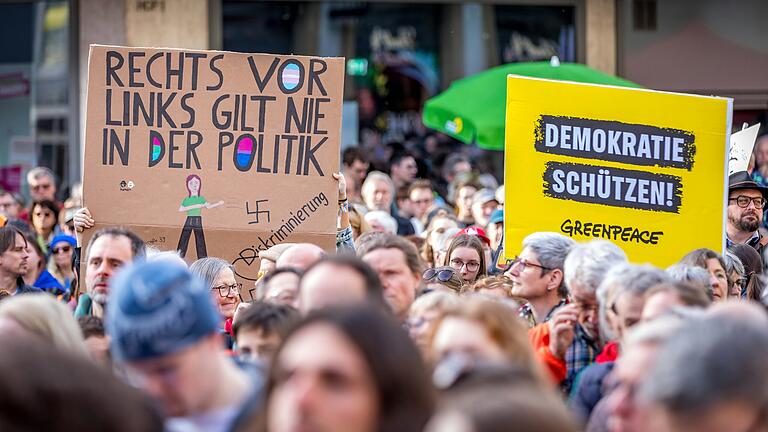 Mehrere Tausend Menschen besuchten am Sonntag die Kundgebung für Demokratie und Vielfalt und gegen Rechtsradikalismus auf dem Domvorplatz in Würzburg. Mehrere Tausend Menschen besuchten am Sonntag die Kundgebung für Demokratie und Vielfalt und gegen Rechtsradikalismus auf dem Domvorplatz in Würzburg.