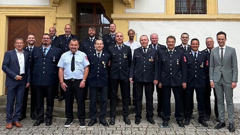 Ehrungen bei den Freiwilligen Feuerwehren im Markt Stadtlauringen (von links): Bürgermeister Friedel Heckenlauer, KBM Philip Schubert, Stefan Saar, Thomas Bauer, Ansgar Gock, Sebastian Müller, Thomas Derleth, Daniel Bulheller, Michael Heusinger, Jochen Hümpfner, Matthias Reß, Alfons Keck, Robert Hornung, Stefan Hepp, KBI Florian Zippel, Michael Memmel, KBR Holger Strunk und Landrat Florian Töpper.