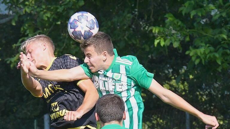 Die Spiele der Kreisliga Rhön       -  Dieses intensive Kopfball-Duell führen Samuel Betz vom FC Thulba (links) und Pascal Schröter vom FC Untererthal.