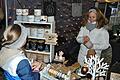 Ein Stand mit Deko-Artikeln auf dem Hofheimer Weihnachtsmarkt, der heuer erstmals ins Zentrum der Stadt rückte.