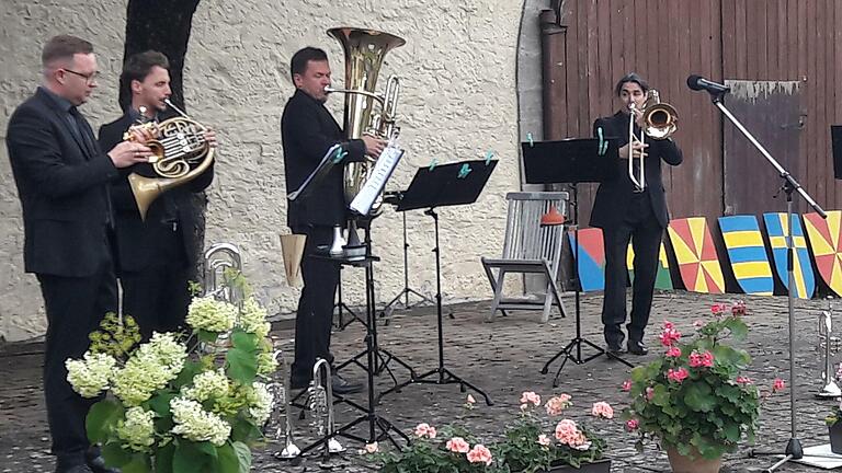 Classic Brass spielte zum 12. Mal in Poppenlauer, aber zum ersten Mal auf der Freilichtbühne im Schrimpf'schen Schlossgarten.       -  Classic Brass spielte zum 12. Mal in Poppenlauer, aber zum ersten Mal auf der Freilichtbühne im Schrimpf'schen Schlossgarten.