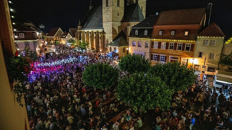 Das Weinfest in Gerolzhofen gilt als 'Frankens größte Weinstube'. Bei gutem Wetter, wie hier im Jahr 2023, ist der Marktplatz brechend voll mit feiernden Menschen.