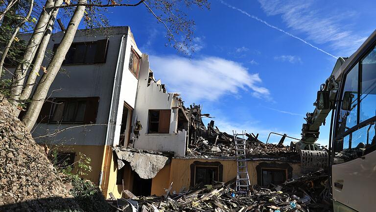 Großbrand im Allgäu       -  Nach dem Großbrand im Ferienort Balderschwang haben die Aufräumarbeiten begonnen.