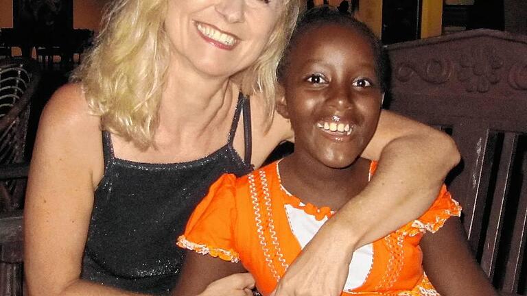 Besuch bei Patenkind Maureen in Mombasa/Kenia: Christina Baum, Landtagskandidatin der AfD aus Königshofen, sieht sich als Privatperson durch dieses Foto gut charakterisiert.