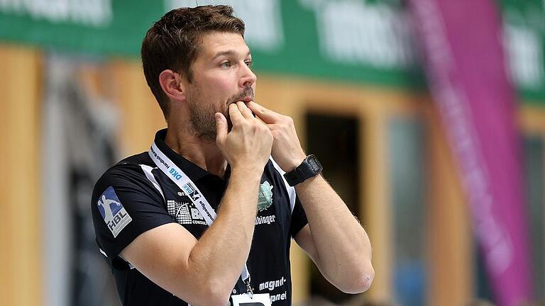 DKB 2. Handball-Bundesliga, DJK Rimpar Wölfe - ASV Hamm-Westfalen       -  Pfeift seine Jungs zum Vorbereitungsauftakt zusammen: Rimpars Trainer Matthias Obinger