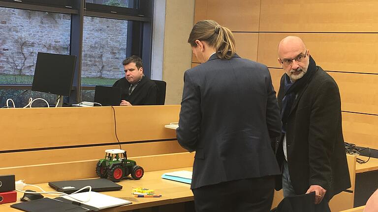 Erlabrunn-Prozess: Experten hatten das Wort       -  Die Gutachter Ulrike Molinari und Professor Michael Bohnert mit einem Modell eines ähnlichen Traktors, wie er Gisela K. überrollt haben soll.