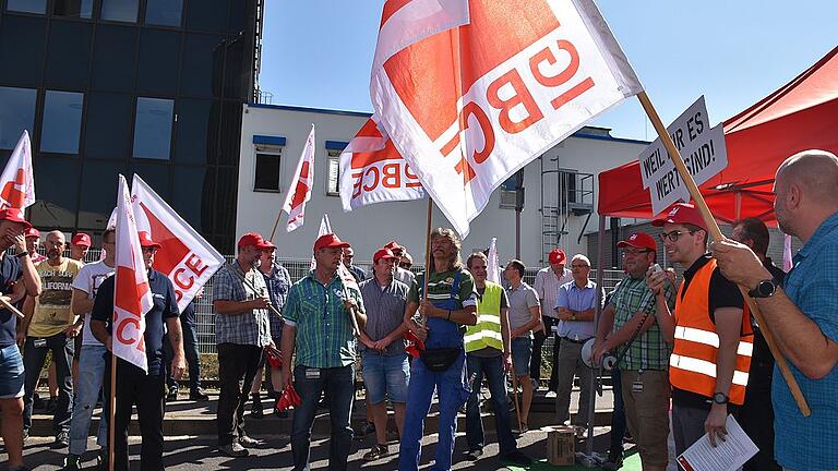 Flagge zeigten am Mittwochmittag Mitarbeiter von Fresenius Medical Care in Schweinfurt. Gewerkschaftssekretär Markus Deissler (Zweiter von rechts) formulierte noch einmal die Forderungen der IG Bergbau, Chemie, Energie. Links neben ihm Erich Morgenstern, Vorsitzender der Vertrauensleute bei Fresenius. Foto Helmut Glauch