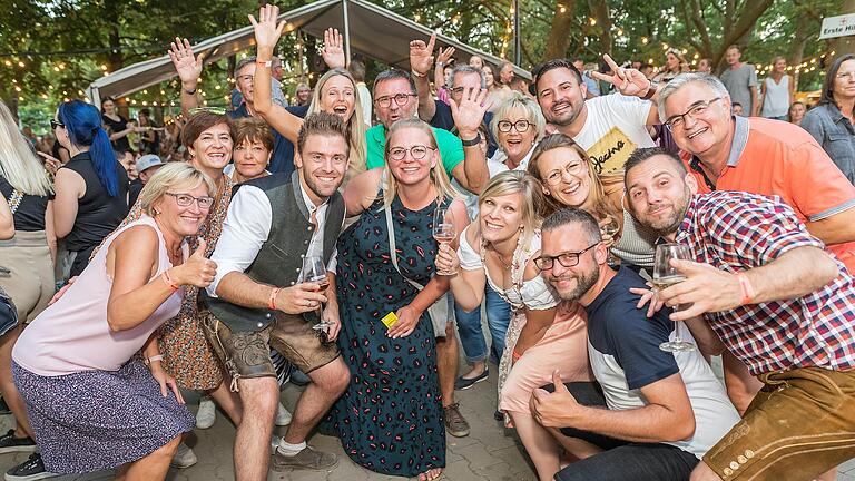 Schon am frühen Samstagabend war auf dem Volkacher Weinfest viel los. Abends musste das Gelände zeitweilig gesperrt werden.