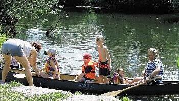 Bootsfahren macht der ganzen Familie       -  Bootsfahren macht der ganzen Familie Spaß. Immer mehr Touristen entdecken deshalb die Saale für die Freizeitgestaltung.