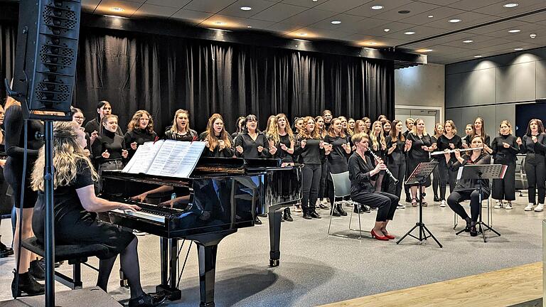 Der Schulchor singt zur Feier des Festtages. - Der Schulchor singt zur Feier des Festtages. Der Schulchor singt zur Feier des Festtages. - Der Schulchor singt zur Feier des Festtages.