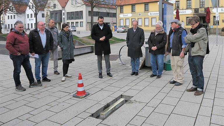 Verlegung der Stolperschwelle auf dem Balthasar-Neumann-Platz in Werneck.