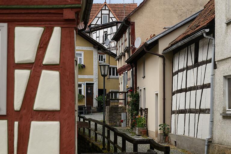 Fachwerkhäuser prägen das Ortsbild, nicht nur wie hier in einer Gasse in Fladungen.