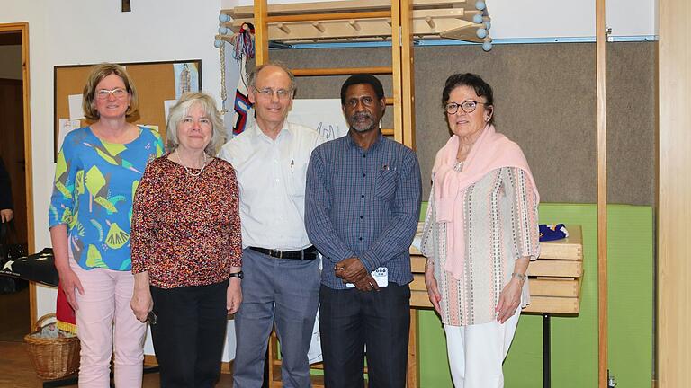 Partnerschaftsgruppe beim Begegnungsabend in Abtswind (v.l.): Barbara Koos, Karin und Hans Gernert, Pastor Krou Magob und Inge Derrer.