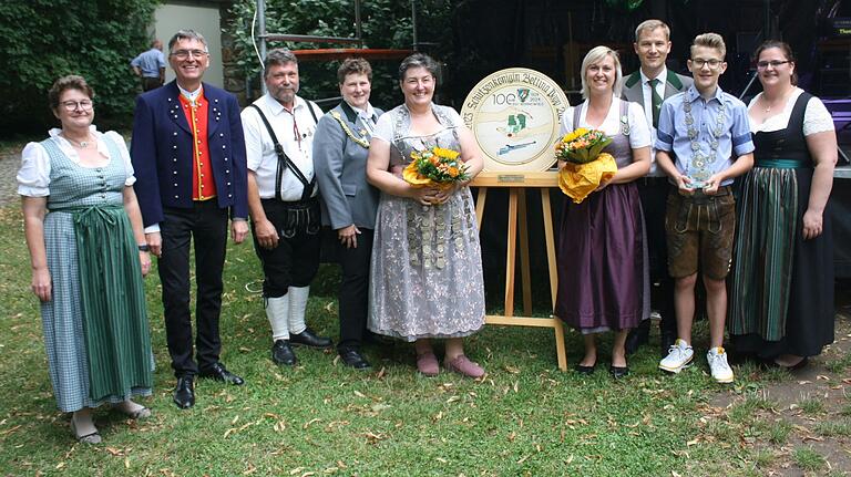 Nach der Proklamation der Schützenkönigin in Bergrheinfeld: (von links) Schützenmeisterin Anita Schneider, Bürgermeister Ulrich Werner, Mario Geissler, Elke Burkert und Schützenkönigin Sabine Burkert, die scheidende Schützenkönigin Bettina Popp, Christoph und Joel Popp sowie die zweite Schützenmeisterin Magdalena Müller.