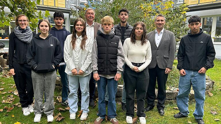 Auf dem Foto (von links): Nadine Preissler (Beratungslehrerin MS Volkach), Kim Bauer (MS Buchbrunn), Ibrahim Alfewamy (MS Volkach), Violetta Sauer (MS Wiesentheid), stellv. Landrat Robert Finster, Gabriel Lis (MS Marktbreit), Kreisschülersprecher Muhannad Abdulbaki (D.-Paul-Eber-MS KT), Aysu Yigit (MS KT-Siedlung), Schulrat Florian Viering, stellv. Kreisschülersprecher Mohammad Rashid (MS Iphofen).