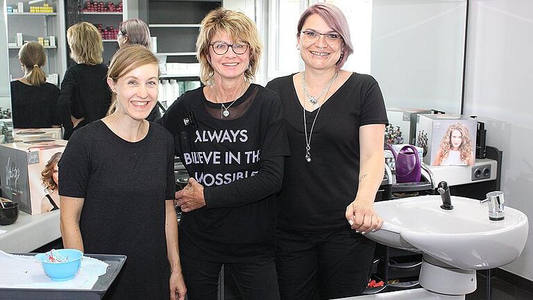 Abschnitt 14 unter neuer Leitung - (ka) Zum 1. Juni hat Evelyn Münch den bekannten Friseursalon Abschnitt 14 in der Mozartstraße 14 in Karlstadt inklusive der Mitarbeiterinnen Peggy Heppenstiel (links) und Melanie Seyda (rechts) übernommen. Sie ist seit 25 Jahren Friseurmeisterin, und viele ihre Karlstadter Kunden besuchten sie bisher in ihrem Geschäft „Haar Kreativ“ in Gambach. Das bleibt auch in ihrer Hand, immer donnerstags wird sie dort arbeiten, ansonsten kümmert sich dort wie bisher ihre Mitarbeiterin Heike um die Frisuren. Selbstverständlich sind für sie regelmäßige Schulungen zu aktuellen Modetrends, Produkten, Schnitt- und Färbetechniken. So wurden kürzlich Schulungen zum Gerät „Calligraphy Cut“ besucht. Im Abschnitt 14 werden Damen, Herren und Kinder frisiert, Termine können wie bisher unter ? (0 93 53) 16 33 vereinbart werden. Im Bild das Team von Abschnitt 14 (von links) Peggy Heppenstiel, Inhaberin Evelyn Münch und Melanie Seyda. Abschnitt 14 unter neuer Leitung - (ka) Zum 1. Juni hat Evelyn Münch den bekannten Friseursalon Abschnitt 14 in der Mozartstraße 14 in Karlstadt inklusive der Mitarbeiterinnen Peggy Heppenstiel (links) und Melanie Seyda (rechts) übernommen. Sie ist seit 25 Jahren Friseurmeisterin, und viele ihre Karlstadter Kunden besuchten sie bisher in ihrem Geschäft „Haar Kreativ“ in Gambach. Das bleibt auch in ihrer Hand, immer donnerstags wird sie dort arbeiten, ansonsten kümmert sich dort wie bisher ihre Mitarbeiterin Heike um die Frisuren. Selbstverständlich sind für sie regelmäßige Schulungen zu aktuellen Modetrends, Produkten, Schnitt- und Färbetechniken. So wurden kürzlich Schulungen zum Gerät „Calligraphy Cut“ besucht. Im Abschnitt 14 werden Damen, Herren und Kinder frisiert, Termine können wie bisher unter ? (0 93 53) 16 33 vereinbart werden. Im Bild das Team von Abschnitt 14 (von links) Peggy Heppenstiel, Inhaberin Evelyn Münch und Melanie Seyda.