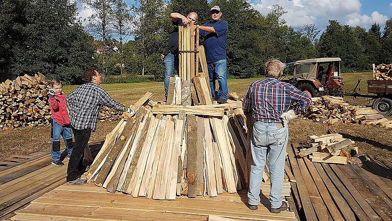 Beim Premicher Fest wird ein Köhlermeiler rauchen. Die Premicher richten dafür 25 Ster Buchenholz auf.