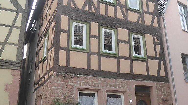 Dieses Haus in der damaligen Kleinen Kirchgasse &nbsp;(heute „Kapuzinergasse“) stellte der Oberamtmann von Kerpen den Mönchen zur Verfügung.