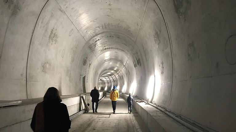 Mitten im Ostelsheimer Tunnel: dort boten sich ungewöhnliche Einblicke für die Teilnehmer der Studienfahrt. 17 Millionen kostet die 498 m lange Röhre, sie kürzt die Strecke von Calw nach Weil der Stadt um drei Kilometer Strecke ab.