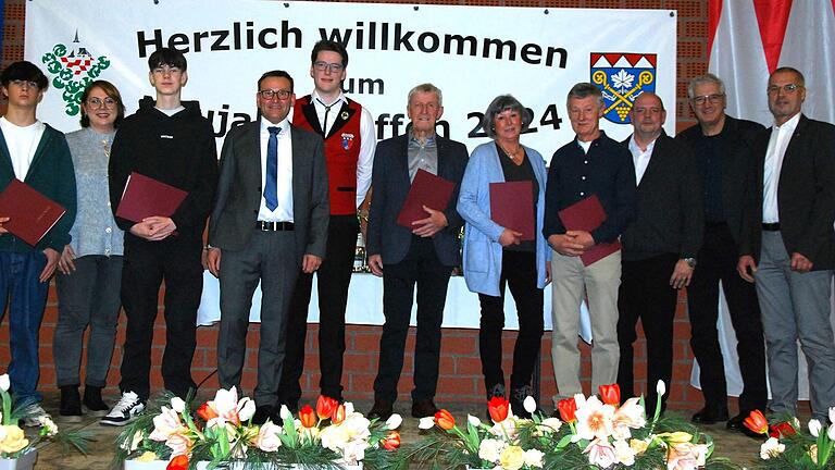 Mit Gemeinsinn ins neue Jahr (von links): Lukas Kirch, Eva Buchholzer, Lennox Buchholzer, Bürgermeister Michael Freudenberger, Florian Vetter, Josef Ziegler, Inge Hemm, Hubert Schneider, Vereinssprecher Chris Grötzner, 2. Bürgermeister Gerhard Möldner und 3. Bürgermeister Peter Emmerling.