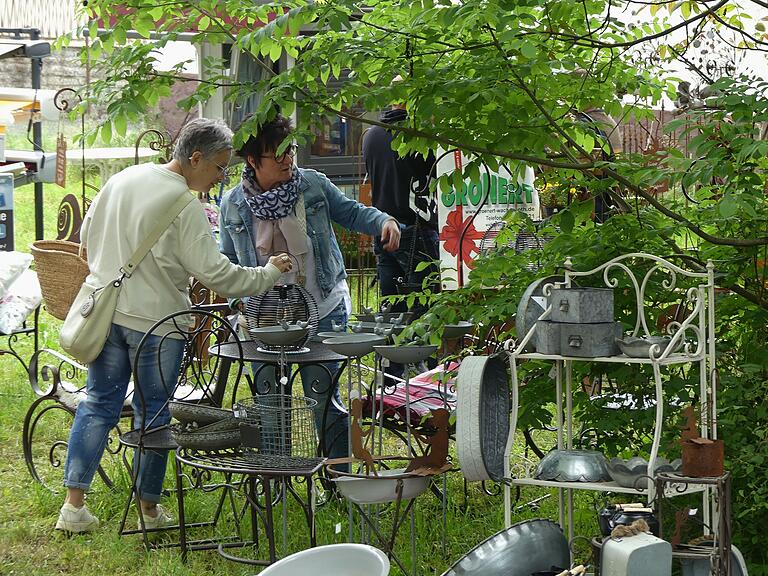 Freunde und Familien erkundeten gemeinsam die rund 80 Stände in Traustadt. Freunde und Familien erkundeten gemeinsam die rund 80 Stände in Traustadt.