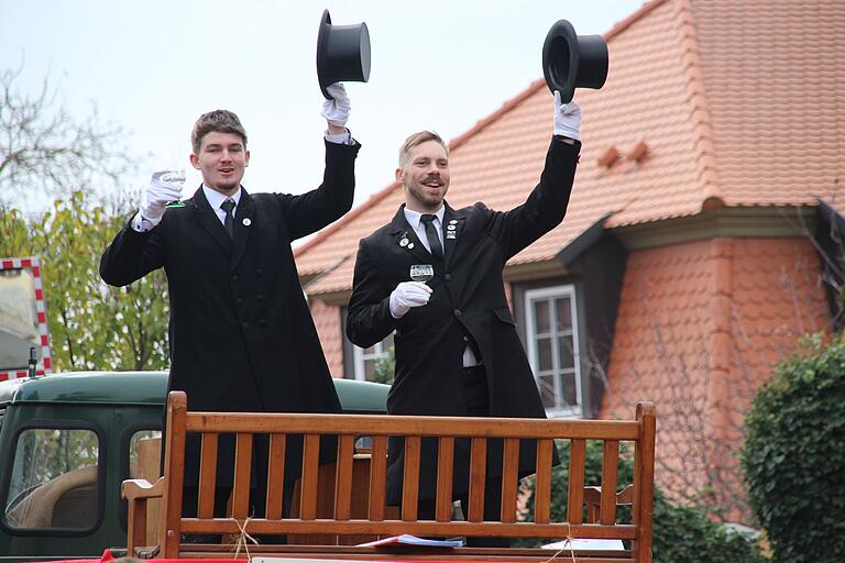 Ein Hoch auf die Casteller Kirchweih: Die Prediger David (links) und Matthias Fuchs. Ein Hoch auf die Casteller Kirchweih: Die Prediger David (links) und Matthias Fuchs.