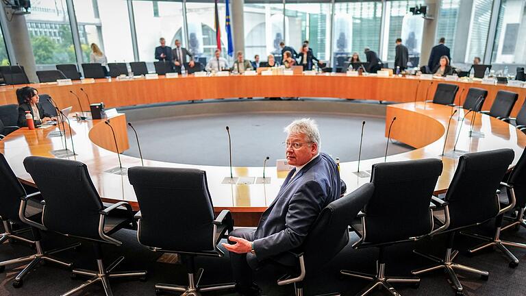 Untersuchungsausschuss „Afghanistan” - BND-Präsident Bruno Kahl musste im Untersuchungsausschuss kritische Fragen zu der Einschätzung des Bundesnachrichtendienstes im Sommer 2021 beantworten. Konkret ging es um Prognosen, wie rasch die Taliban in Kabul erneut die Macht übernehmen könnten. (Archivfoto) Untersuchungsausschuss „Afghanistan” - BND-Präsident Bruno Kahl musste im Untersuchungsausschuss kritische Fragen zu der Einschätzung des Bundesnachrichtendienstes im Sommer 2021 beantworten. Konkret ging es um Prognosen, wie rasch die Taliban in Kabul erneut die Macht übernehmen könnten. (Archivfoto)