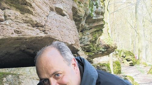 Den Wichteln auf der Spur: Thomas Künzl beim Lustwandeln auf dem Promenadenweg. Den Wichteln auf der Spur: Thomas Künzl beim Lustwandeln auf dem Promenadenweg.