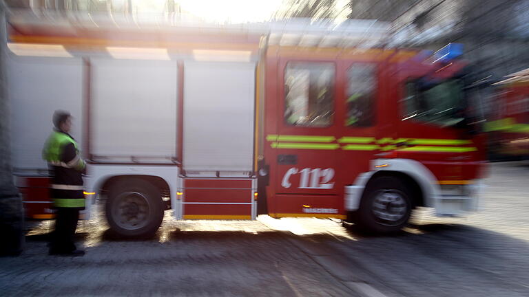 Feuerwehr       -  ARCHIV - Ein Fahrzeug der Feuerwehr rückt am 25.02.2011 aus der Hauptfeuerwache der Stadt München (Bayern) aus (Zoomeffekt). Die zukünftige Förderung des Ehrenamt durch die Verfassung wird mit dem Volksentscheid im Rahmen der Landtagswahl in Bayern entschieden. Foto: Stephan Jansen/dpa (zu dpa «Trend zum Ehrenamt - Tausende engagieren sich in Bayern freiwillig» vom 14.09.2013) +++(c) dpa - Bildfunk+++ | Verwendung weltweit